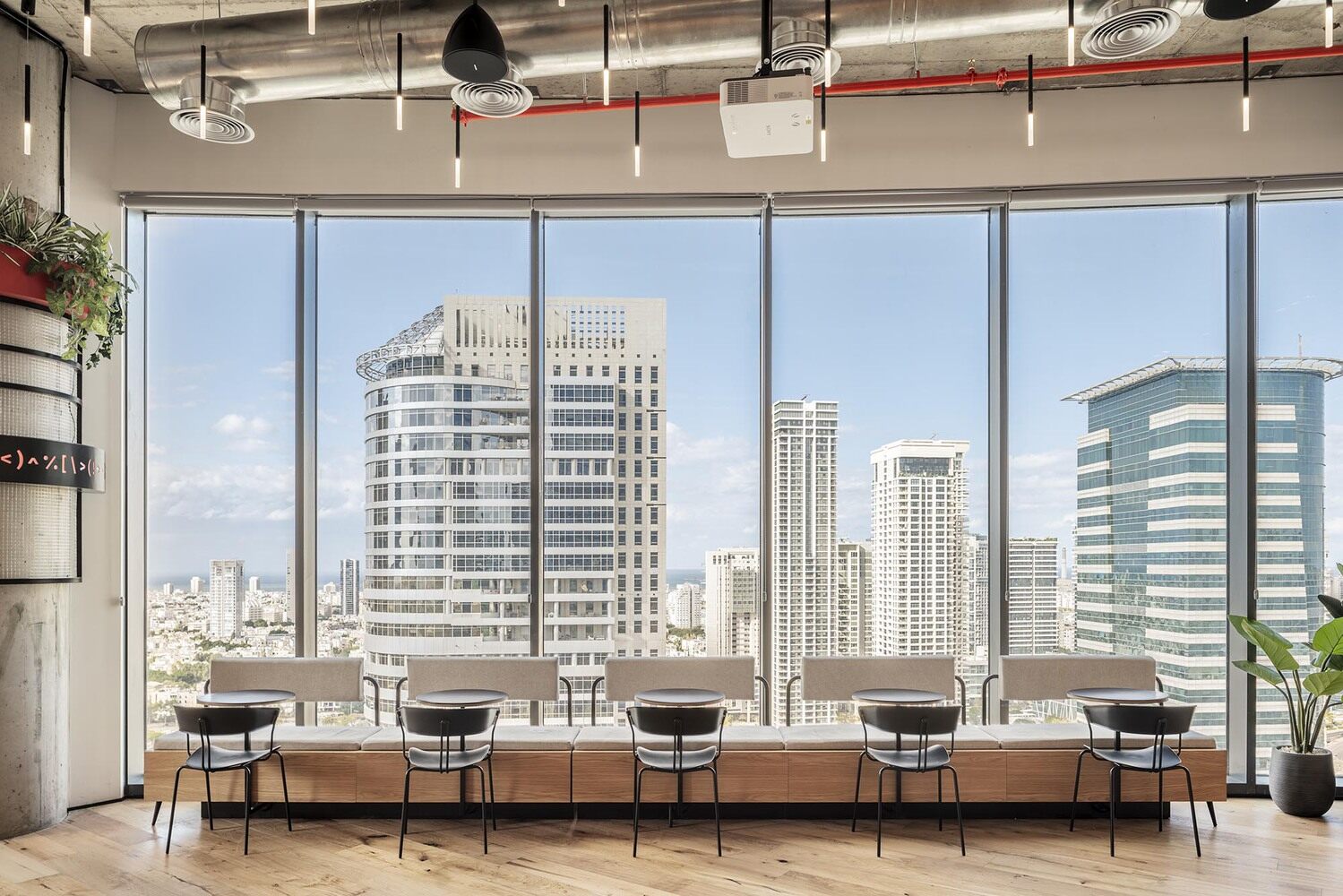 低预算办公室如何装修？看看这个工业风装修案例就明白了！